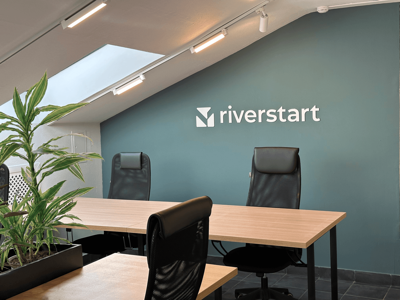 Riverstart офис на мансарде